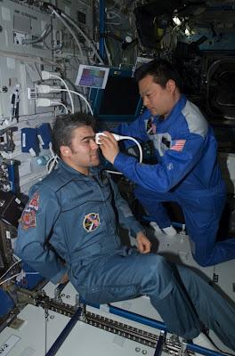 Larga permanencia en el espacio afecta los ojos y el cerebro astronautas