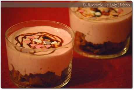 Vasitos de bizcocho de chocolate y crema de fresones