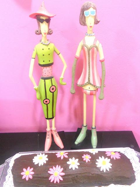 BIZCOCHO ENROLLADO RELLENO DE NATA AL ESTILO FLOWER POWER