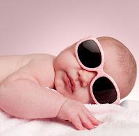 Los bebés y el sol; empezar a acostumbrarlos a la gorra y las gafas