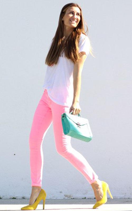 Seis maneras de combinar unos jeans de color rosa