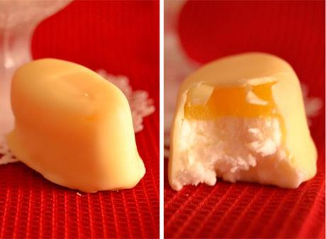 bombón helado de queso y gelatina de mango con cobertura de chocolate blanco
