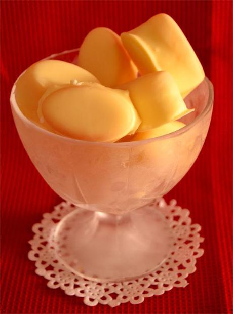 bombón helado de queso y gelatina de mango con cobertura de chocolate blanco