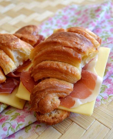 croissant con jamón serrano y queso