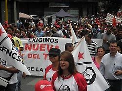 Diversas organizaciones de trabajadores marcharon para hacer entrega de propuesta de anteproyecto de la LOT.
