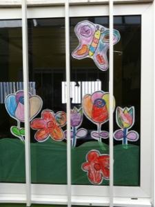 YA HA LLEGADO LA PRIMAVERA A LA CLASE: decorandola con dibujos...