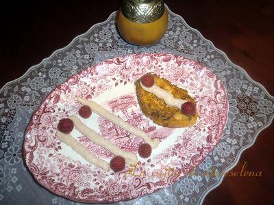 Torrijas con crema de naranja y frambuesas