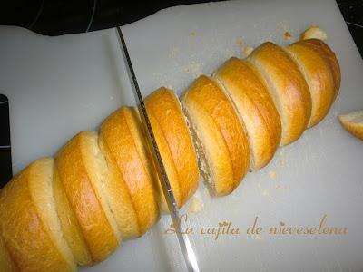 Torrijas con crema de naranja y frambuesas