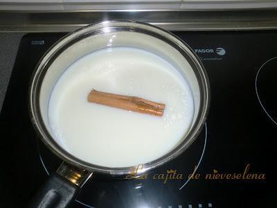 Torrijas con crema de naranja y frambuesas