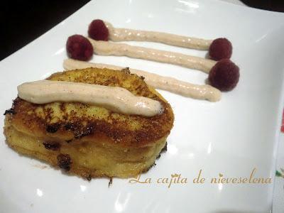 Torrijas con crema de naranja y frambuesas