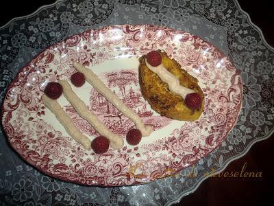 Torrijas con crema de naranja y frambuesas