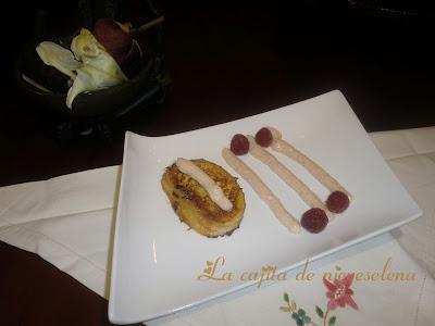 Torrijas con crema de naranja y frambuesas