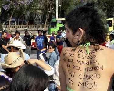 20120325012330-4.-jovenes-protestan-visita-del-papa-691x552.jpg