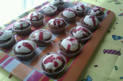 Cupcakes de selva negra sin gluten, sin leche y sin huevo