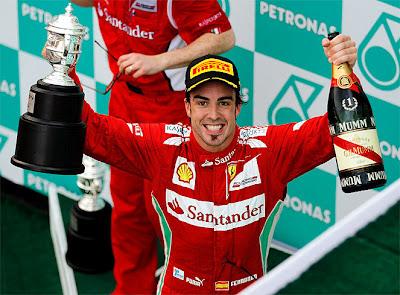 Alonso sorprende en Sepang con un triunfo mayúsculo sobre mojado y es el nuevo líder del Mundial