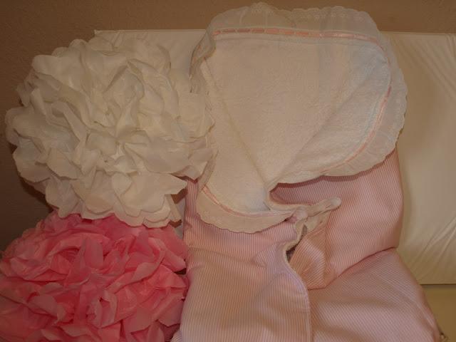 Una toquilla y un juego de arrullo y capa de baño... en rosa