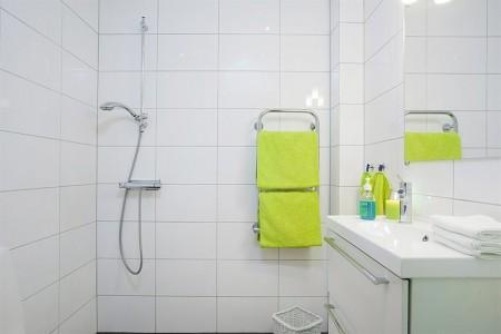 walk in closet vigas vistas sillas kartell silla barcelona blanco pisos con vistas a tejados inspiración estilo nórdico diseño escandinavo diseño de interiores diseño de dúplex decoración muebles de ikea decoración estilo nórdico decoración en blanco decoración de interiores decoración ático dúplex cocina blanca glosy 