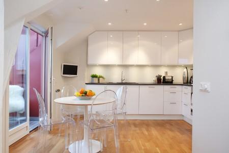 walk in closet vigas vistas sillas kartell silla barcelona blanco pisos con vistas a tejados inspiración estilo nórdico diseño escandinavo diseño de interiores diseño de dúplex decoración muebles de ikea decoración estilo nórdico decoración en blanco decoración de interiores decoración ático dúplex cocina blanca glosy 