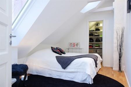 walk in closet vigas vistas sillas kartell silla barcelona blanco pisos con vistas a tejados inspiración estilo nórdico diseño escandinavo diseño de interiores diseño de dúplex decoración muebles de ikea decoración estilo nórdico decoración en blanco decoración de interiores decoración ático dúplex cocina blanca glosy 