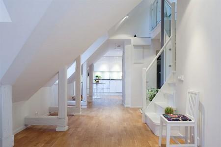 walk in closet vigas vistas sillas kartell silla barcelona blanco pisos con vistas a tejados inspiración estilo nórdico diseño escandinavo diseño de interiores diseño de dúplex decoración muebles de ikea decoración estilo nórdico decoración en blanco decoración de interiores decoración ático dúplex cocina blanca glosy 