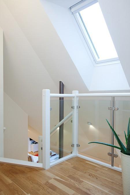 walk in closet vigas vistas sillas kartell silla barcelona blanco pisos con vistas a tejados inspiración estilo nórdico diseño escandinavo diseño de interiores diseño de dúplex decoración muebles de ikea decoración estilo nórdico decoración en blanco decoración de interiores decoración ático dúplex cocina blanca glosy 