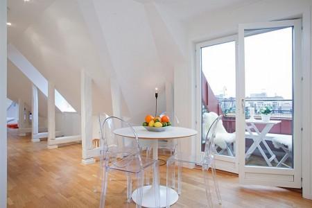 walk in closet vigas vistas sillas kartell silla barcelona blanco pisos con vistas a tejados inspiración estilo nórdico diseño escandinavo diseño de interiores diseño de dúplex decoración muebles de ikea decoración estilo nórdico decoración en blanco decoración de interiores decoración ático dúplex cocina blanca glosy 