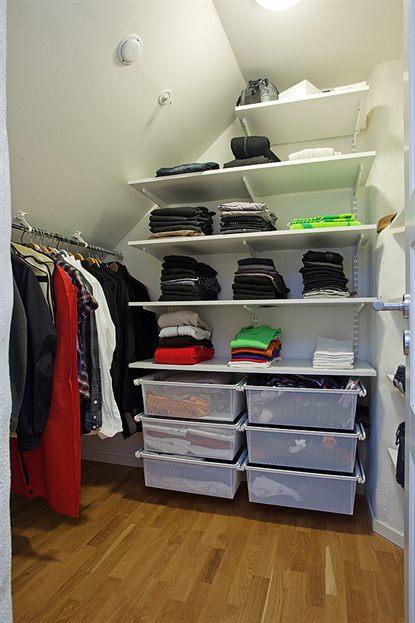 walk in closet vigas vistas sillas kartell silla barcelona blanco pisos con vistas a tejados inspiración estilo nórdico diseño escandinavo diseño de interiores diseño de dúplex decoración muebles de ikea decoración estilo nórdico decoración en blanco decoración de interiores decoración ático dúplex cocina blanca glosy 