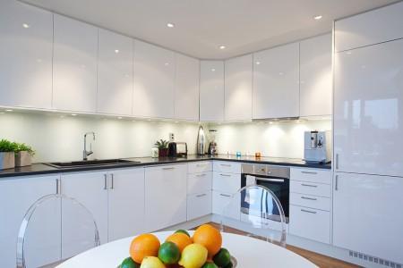 walk in closet vigas vistas sillas kartell silla barcelona blanco pisos con vistas a tejados inspiración estilo nórdico diseño escandinavo diseño de interiores diseño de dúplex decoración muebles de ikea decoración estilo nórdico decoración en blanco decoración de interiores decoración ático dúplex cocina blanca glosy 