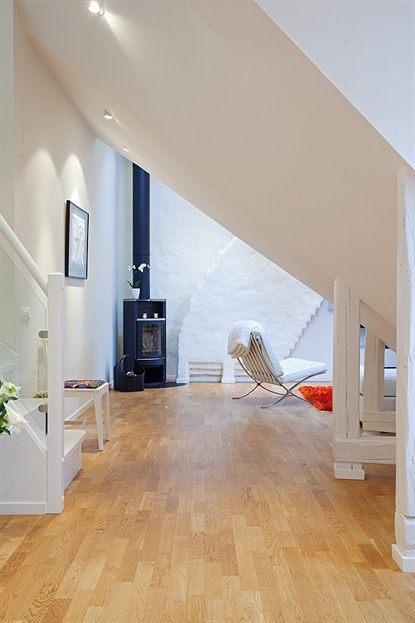 walk in closet vigas vistas sillas kartell silla barcelona blanco pisos con vistas a tejados inspiración estilo nórdico diseño escandinavo diseño de interiores diseño de dúplex decoración muebles de ikea decoración estilo nórdico decoración en blanco decoración de interiores decoración ático dúplex cocina blanca glosy 