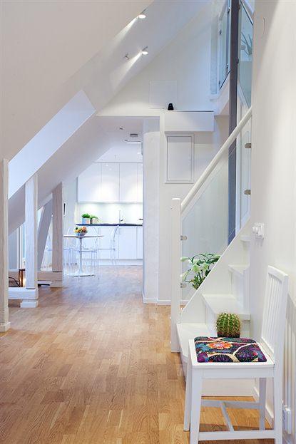 walk in closet vigas vistas sillas kartell silla barcelona blanco pisos con vistas a tejados inspiración estilo nórdico diseño escandinavo diseño de interiores diseño de dúplex decoración muebles de ikea decoración estilo nórdico decoración en blanco decoración de interiores decoración ático dúplex cocina blanca glosy 