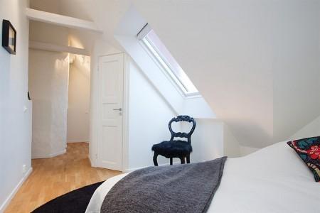 walk in closet vigas vistas sillas kartell silla barcelona blanco pisos con vistas a tejados inspiración estilo nórdico diseño escandinavo diseño de interiores diseño de dúplex decoración muebles de ikea decoración estilo nórdico decoración en blanco decoración de interiores decoración ático dúplex cocina blanca glosy 