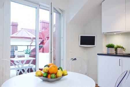 walk in closet vigas vistas sillas kartell silla barcelona blanco pisos con vistas a tejados inspiración estilo nórdico diseño escandinavo diseño de interiores diseño de dúplex decoración muebles de ikea decoración estilo nórdico decoración en blanco decoración de interiores decoración ático dúplex cocina blanca glosy 