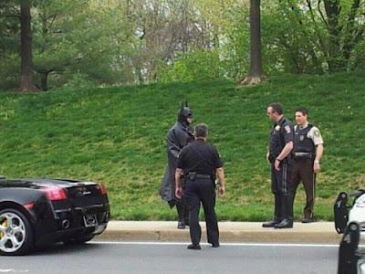 Batman esta vez fue intervenido por no llevar placas en su Batimovil