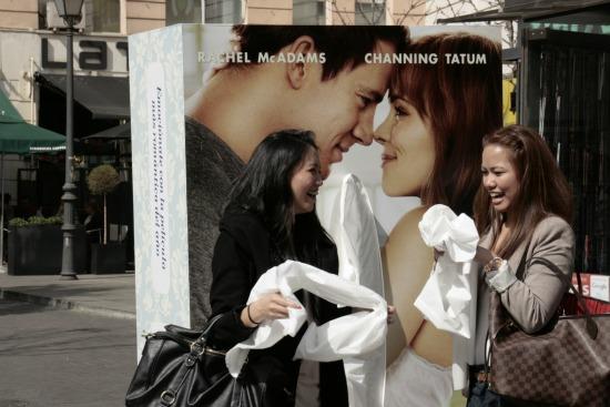 Un paquete de pañuelos gigante para promocionar una película muy romántica