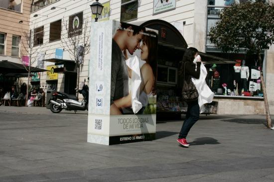 Un paquete de pañuelos gigante para promocionar una película muy romántica