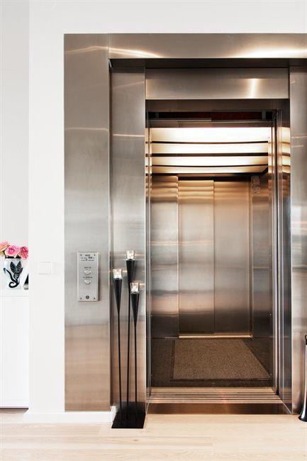 El ascensor hasta casa pisos con ascensor hasta la puerta de casa muebles de diseño mesas fritz hansen lexingon cojines estilo nórdico estilo moderno estilo escandinavo diseño de interiores decoración pisos diáfanos decoración en blanco decoración de interiores diáfanos decoración de interiores calidades de lujo en decoración ascensores privados en edificios
