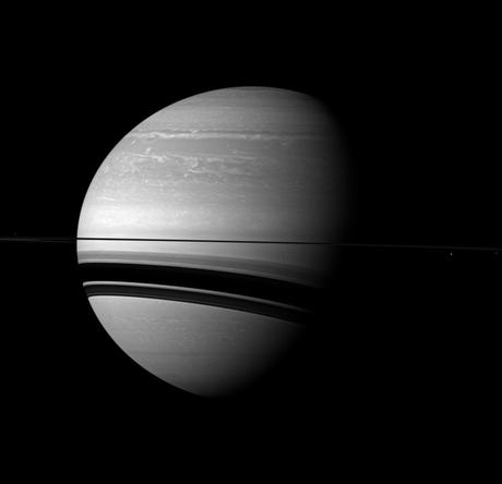 Cuatro lunas junto a la inmensidad de Saturno