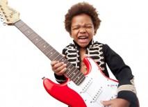 niño con guitarra eléctrica
