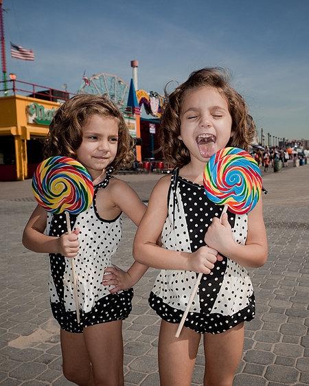 foto de niñas con piruletas de colores