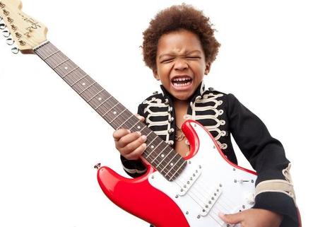 niño con guitarra eléctrica