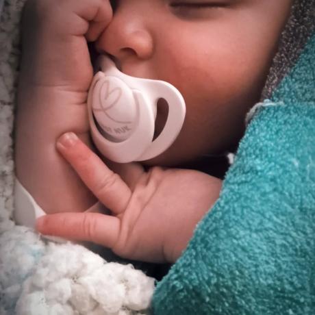 A veces le miro dormir